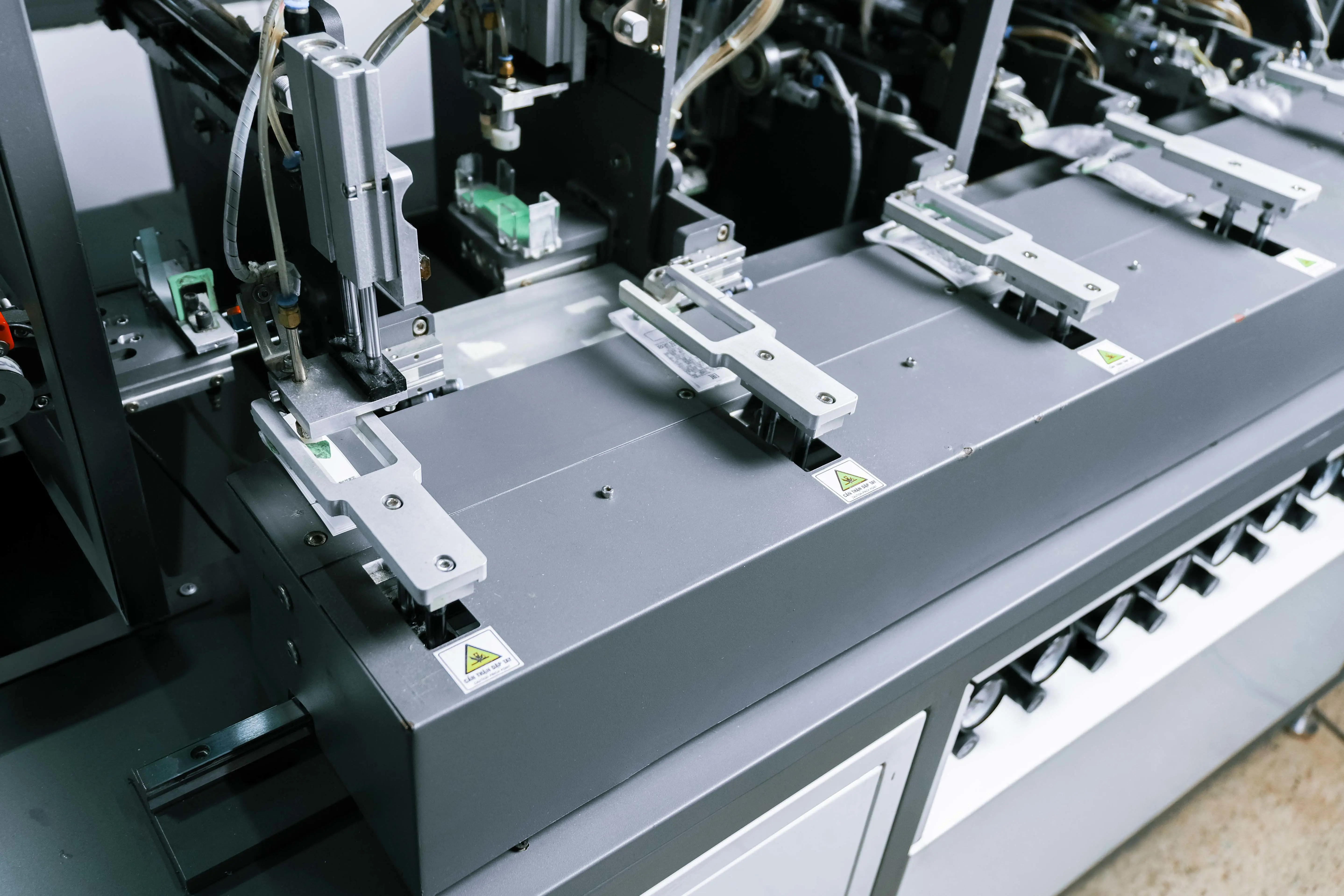 MÁY ĐÍNH NHÃN DECATHLON TỰ ĐỘNG - Hình 1 MÁY ĐÍNH NHÃN DECATHLON TỰ ĐỘNG - Hình 1